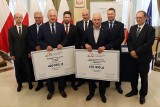 Trzynaście nowych karetek pogotowia dla woj. lubelskiego. Wiceminister zdrowia z wizytą w Lublinie
