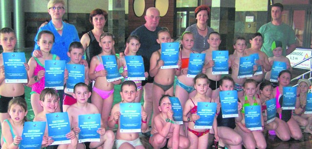 Umiemy pływać! Uczniowie szkół z Wełnina i Kikowa promienieją z radości - kurs zaliczyli celująco.