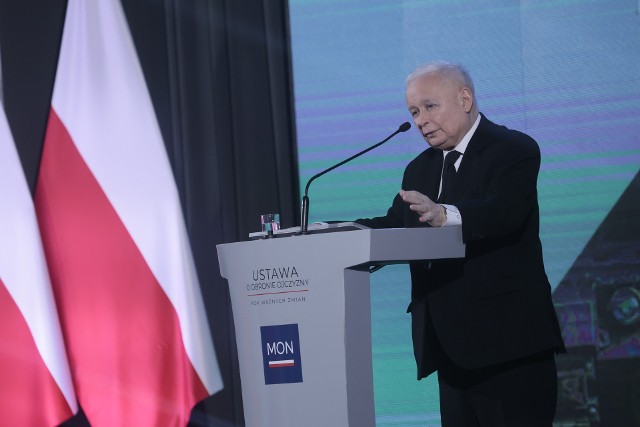 Prezes Prawa i Sprawiedliwości Jarosław Kaczyński i minister obrony narodowej Mariusz Błaszczak w rocznicę wejścia w życie ustawy o Obronie Ojczyzny.