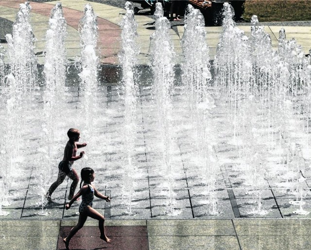 Rzeszowska fontanna bije rekordy popularności. Skutecznie konkuruje z rzeszowskim basenem.