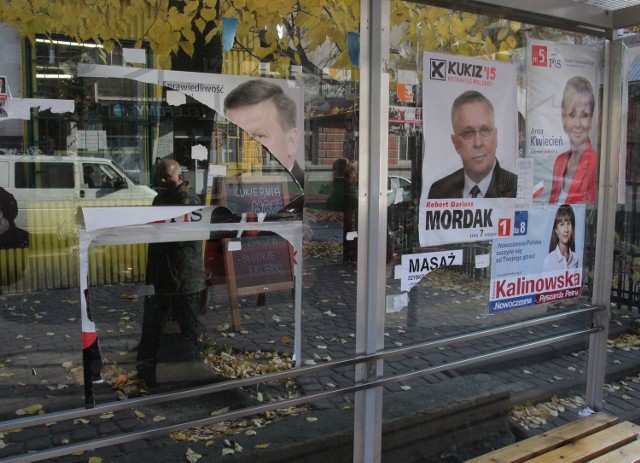 Na przeszklonych wiatach przystankowych przy radomskich ulicach jest jeszcze sporo plakatów wyborczych.