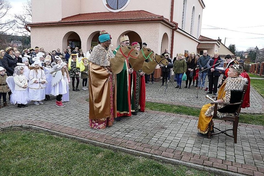 Po dotarciu orszaków zebrani wzięli udział w uroczystej Mszy...