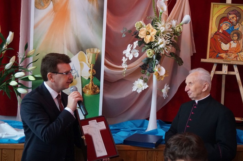 Diamentowy jubileusz księdza Tadeusza Lutkowskiego. Kościół był pełen przyjaciół [ZDJĘCIA]