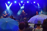 Koncert w strugach deszczu - czyli Raz Dwa Trzy w Sękowej na finał festiwalu Muzyka Zaklęta w Drewnie [ZDJĘCIA]