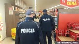 Skarżyscy policjanci ruszyli do akcji. Karzą za brak maseczek w sklepach i autobusach [ZDJĘCIA]