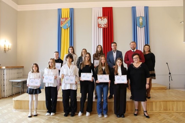 Stypendia artystyczne dostało 10 uzdolnionych artystycznie młodych ludzi z powiatu białobrzeskiego. Pieniądze na program to dochód z balu charytatywnego organizowanego w Białobrzegach.