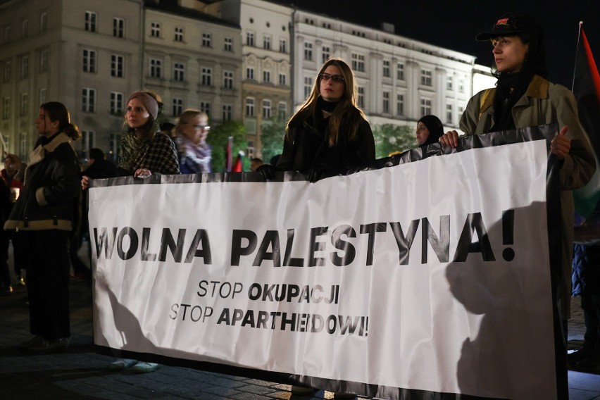 Kraków. Rozwinęli wielką palestyńską flagę na Rynku Głównym. Czuwanie dla Strefy Gazy