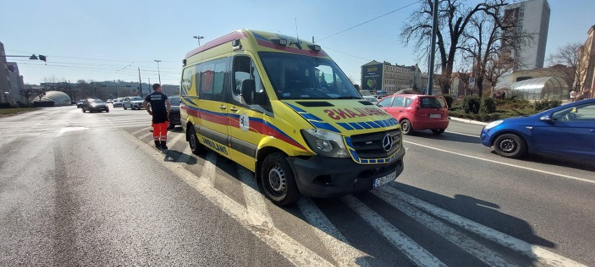 Do wypadku z udziałem karetki pogotowia doszło na rondzie...