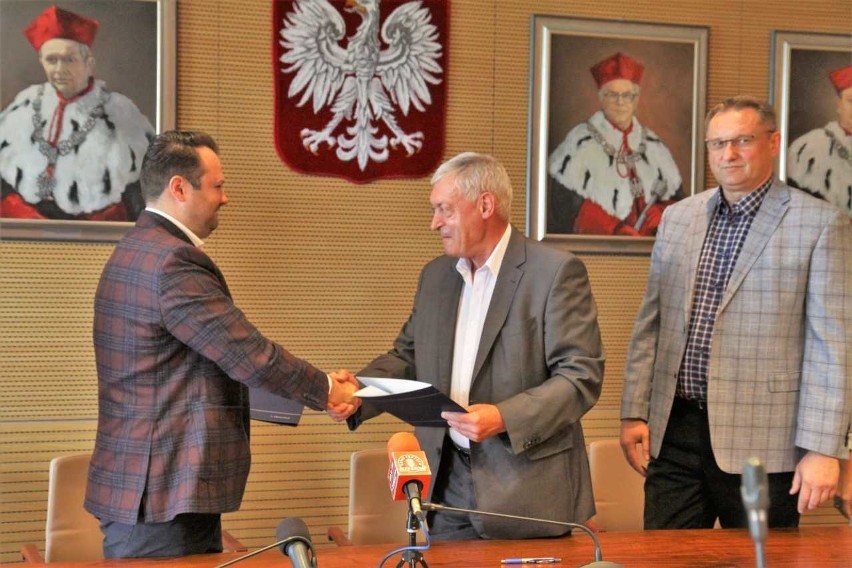 Umowę podpisali: prof. Tadeusz Markowski, rektor...
