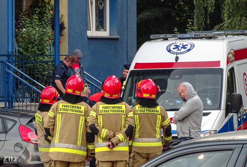 Mężczyzna wyszedł za barierki balkonu i chciał skoczyć z...