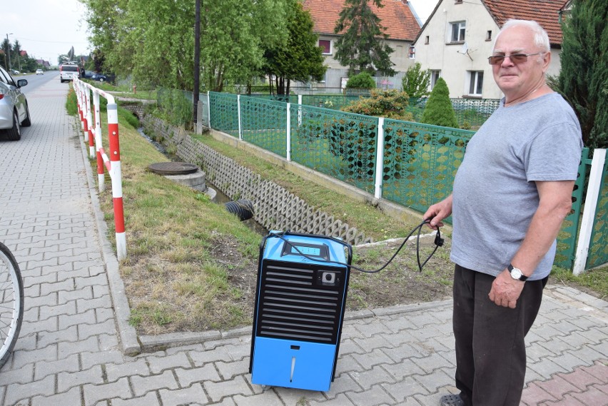 Mieczysław Kościelniak z urządzeniem do osuszania zalanych...