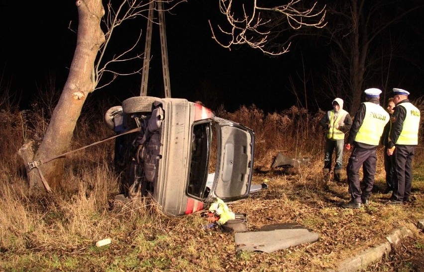 Wypadek w Ćmińsku pod Kielcami. BMW roztrzaskało się na drzewie