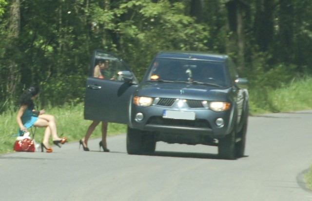 W Brzeźnicy, po interwencjach mieszkańców i policji, "tirówki" zniknęły. W Machowej, przy drodze na Podlesie (na zdjęciu) nierząd kwitnie na całego. Kobiety są zapraszane do aut i wywożone do lasu