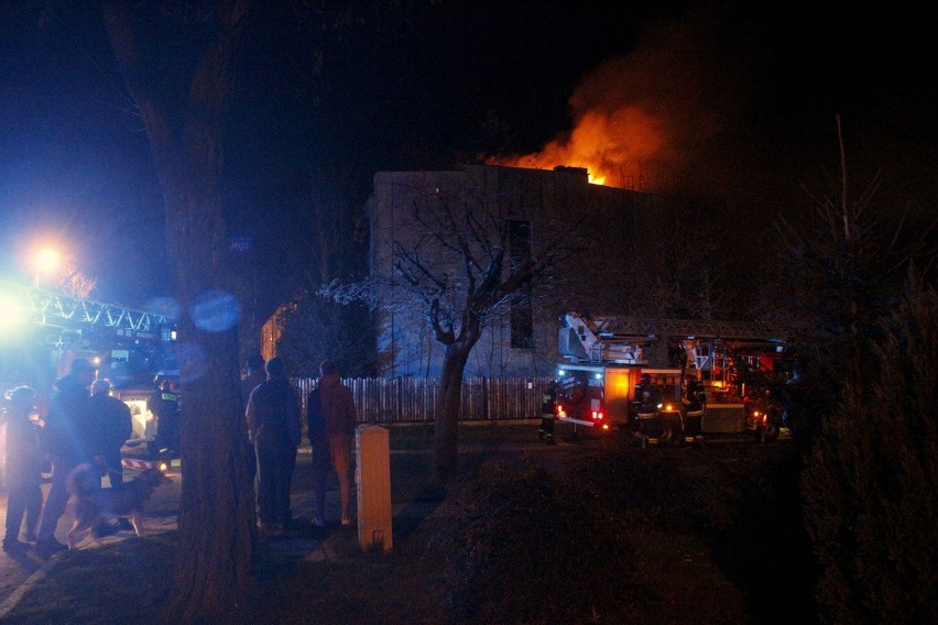 Pożar na Syrokomli. Płonął dach dwupiętrowego domu [ZDJĘCIA+FILM]