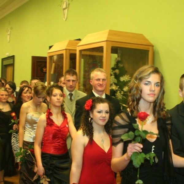 Studniówka &#8222;Awansu&#8221; w salach Wojewódzkiego Domu Kultury rozpoczęła się tradycyjnym polonezem.