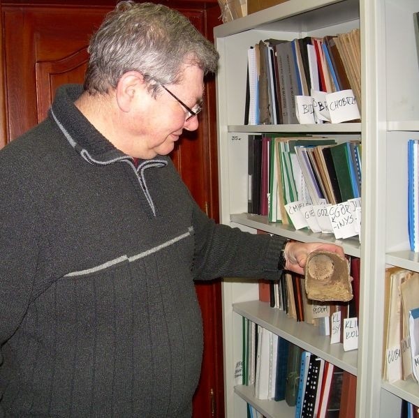 Marek Juszczyk pokazuje fragment kafla znalezionego w wykopie na Rynku.