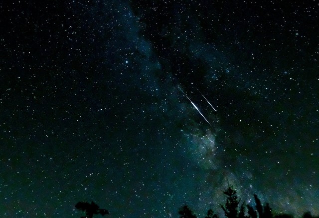 Noc spadających gwiazd grudzień 2020. W nocy z 13 na 14 grudnia na niebie pojawi się niezwykłe zjawisko - deszcz meteorów z roju Geminidów.