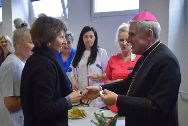 Biskup Nitkiewicz poświęcił opłatki i podziękował pracownikom szpitala za ich pełną poświęcenia służbę, podkreślając, że towarzyszą oni człowiekowi od jego poczęcia po śmierć. Więcej na kolejnych zdjęciach