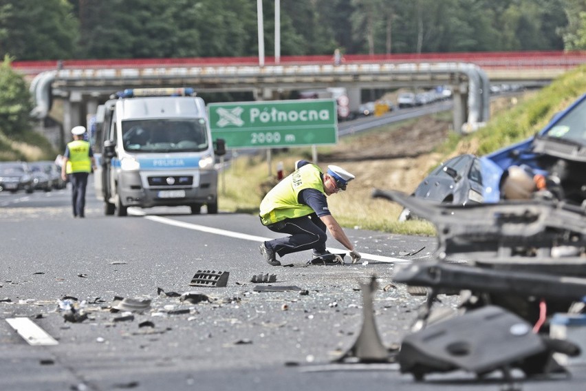 Droga w miejscu wypadku została zablokowana. Policjanci...