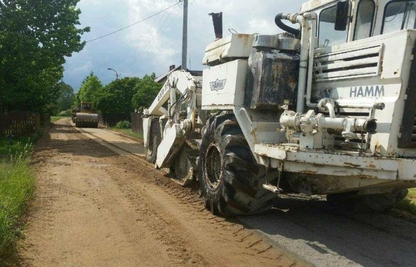 Gmina Wąsewo. Budują drogi w Dalekiem i Bagateli [ZDJĘCIA]