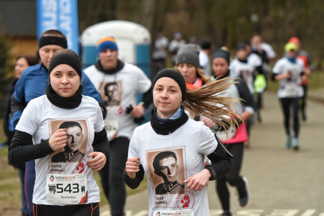 W niedzielę nad Jeziorem Strzeszyńskim w Poznaniu odbył się bieg „Tropem Wilczym. Bieg Pamięci Żołnierzy Wyklętych”. W biegu wzięło udział blisko tysiąc zawodników. Zobacz zdjęcia biegaczy ----->