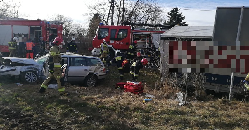 Wypadek w Gąbinie. Auto dostawcze zderzyło się z osobówką