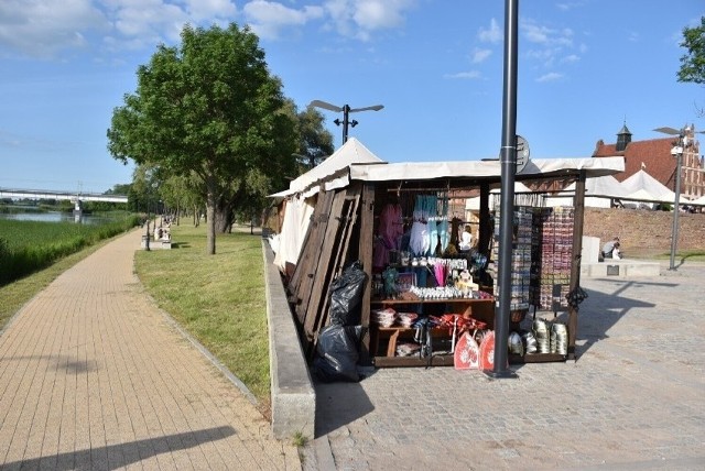 W nadchodzącym sezonie stoiska na bulwarze im. Macieja Kilarskiego mają mieć ujednolicony wygląd. Miasto ogłosiło przetarg na dzierżawę miejsc.