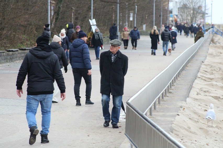 Tłumy spacerowiczów nad morzem w Kołobrzegu