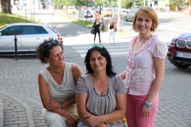 Halina (z lewej), Edyta (stoi)  i Iza  zgodnie przyznają, że pomaganie daje im siłę i często wywołuje uśmiech