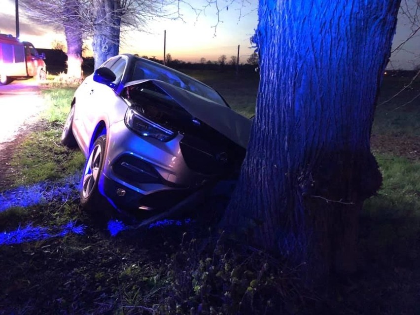 Groźny wypadek na lokalnej drodze. Kobieta wjechała w drzewo