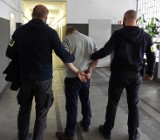 Łódź. Policjanci zatrzymali dwóch pseudokibiców Widzewa. Tuż po meczu piłki nożnej wtargnęli na boisko i rzucili się na zawodników