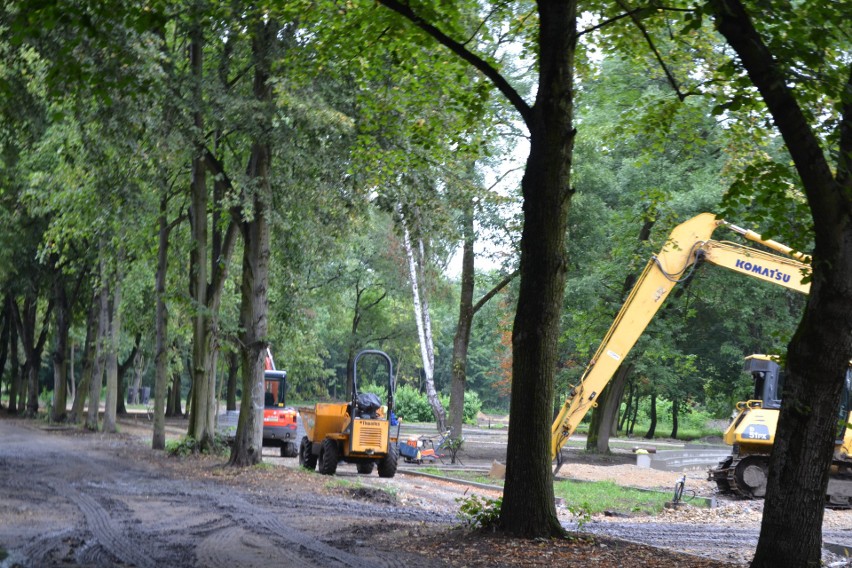 Park Zamkowy w Mysłowicach jest rozkopany. Trwają tam...