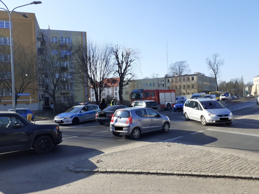 Kolizja na ulicy Garncarskiej w Słupsku. Wystrzelone poduszki, zablokowana ulica