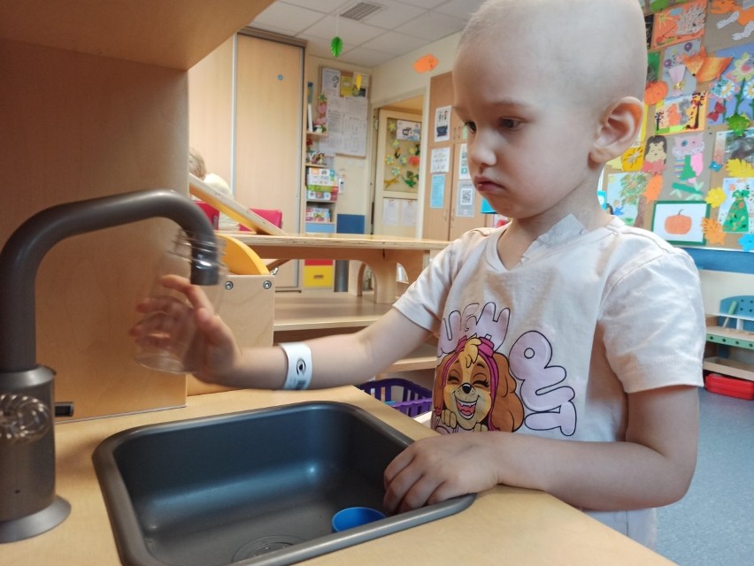 Mała Tosia Czarnecka z Kielc rozpoczyna kolejną chemioterapię. Dziewczynka zmaga się z silnymi bólami i brakiem apetytu. Zobacz zdjęcia