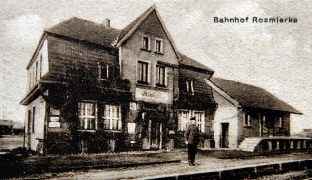 Sieć kolejowa na przełomie XIXi XXw była znacznie gęstsza niż dotychczas, a połączenia kolejowe miały nawet małe wsie. Dla przykładu tak wyglądał dworzec w Rozmierce, który zachował się na starej pocztówce.