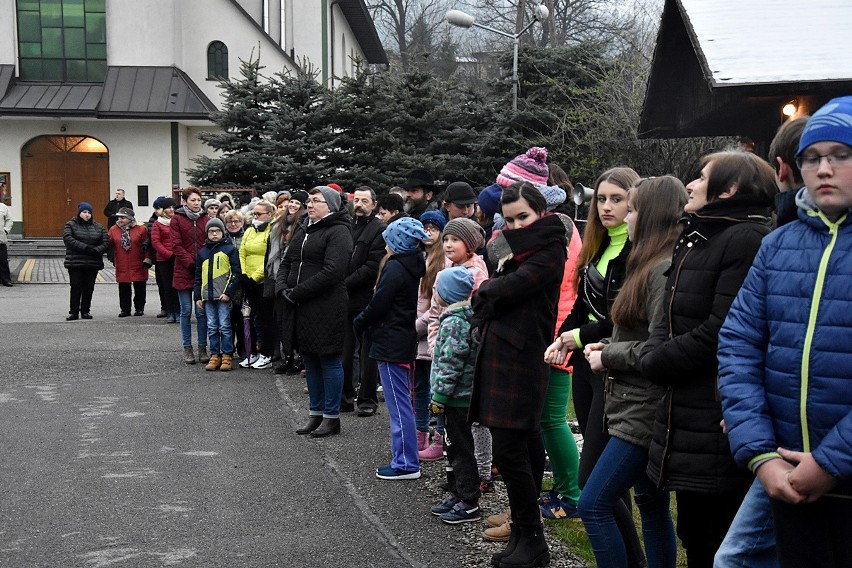 Uście Gorlickie. Misterium Męki Pańskiej - wierni przeszli z modlitwą sprzed kościoła parafialnego przez centrum miejscowości [ZDJĘCIA]