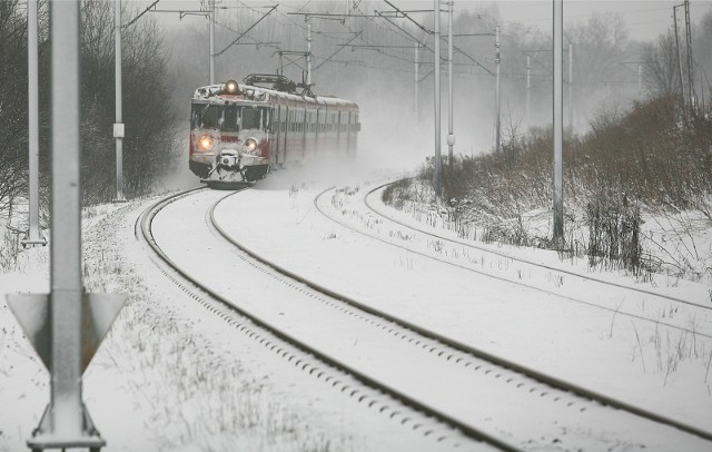 Duże opóźnienia pociągów. Kolejarze usprawiedliwiają się mrozem i śniegiem