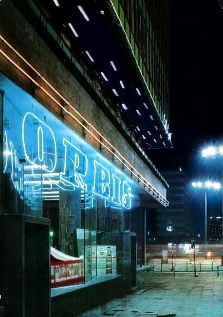 Nocne Katowice w PRL zachwycały. Kolorowe archiwalne zdjęcia pokazują setki neonów