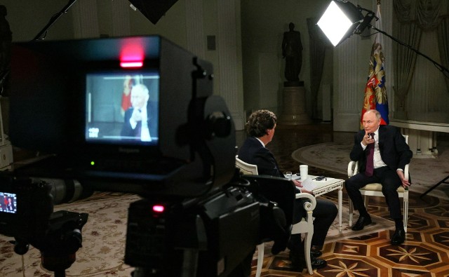 Wywiadu Putin udzielił Carlsonowi na Kremlu.