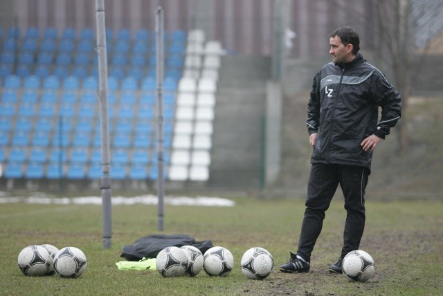 Trener Tomasz Kafarski w Słupsku przyjrzy się testowanemu bramkarzowi, Pawłowi Lipcowi.