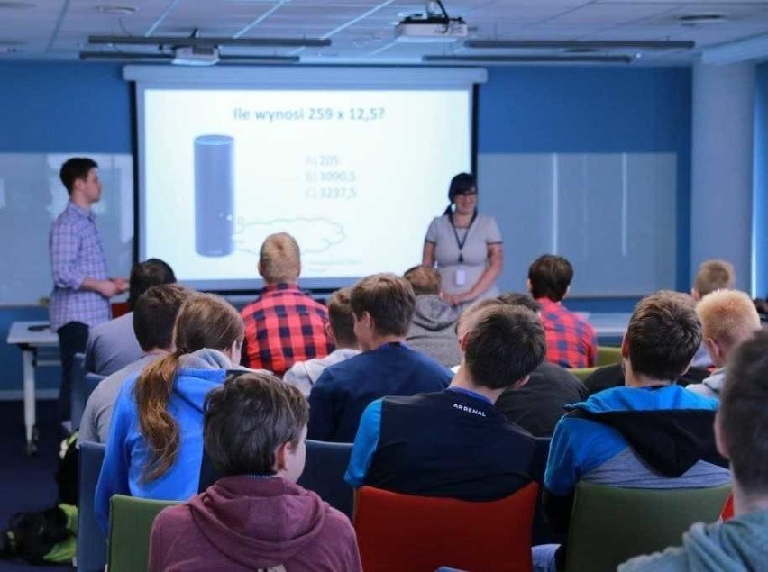 Lęborscy uczniowie wzięli udział w warsztatach „Otwarte umysły” w Centrum Rozwoju Technologii Amazon w Gdańsku
