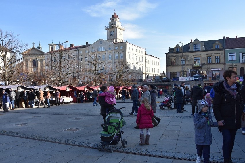 Małopolski Jarmark Bożonarodzeniowy w Gorlicach. Po rynku chodzą też dobre anioły i zbierają datki na leczenie Maksia Szpyrki