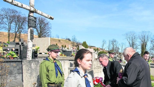 Wieniec przed krzyżem złożyli przedstawiciele władz Pińczowa.