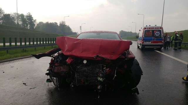 Jaguar rozbił się i zablokował autostradę w Mszanie