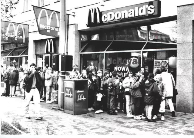 Pierwszy McDonald's w Poznaniu był dziesiątą placówką tej sieci w Polsce. Zlokalizowano go przy ul. 27 Grudnia na parterze DH Domar (naprzeciwko Okrąglaka). W tym miejscu działał do końca listopada 2017 roku. Zobacz, jak to miejsce wyglądało ponad 20 lat temu!Przejdź dalej --->