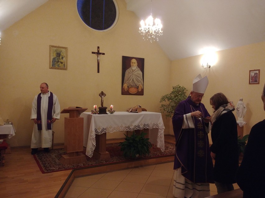 Biskup Andrzej Kaleta w Środę Popielcową modlił się w Schronisku świętego Brata Alberta w Kielcach
