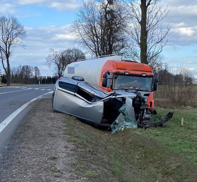 Kordowo. Zderzenie ciężarówki z autem osobowym. 8.04.2021. Zdjęcia