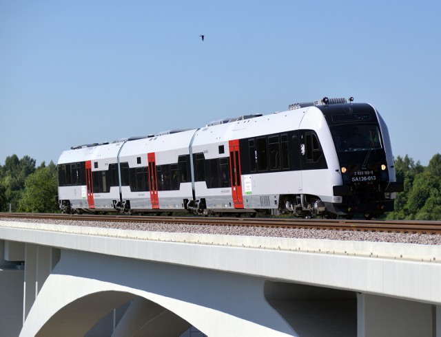 Efektowne szynobusy dla Pomorskiej Kolei Metropolitalnej docierają na Pomorze z opóźnieniami. Dostawca ma czas na dostarczenie kompletu pojazdów do końca sierpnia.