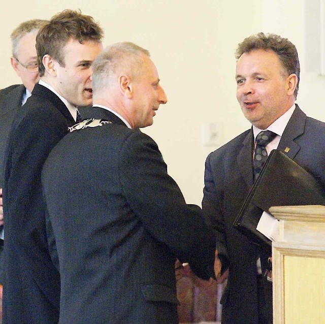 Gratulacje prezydentowi Ryszardowi Brejzie składają radni Kamil Tarczewski i Jacek Tarczewski