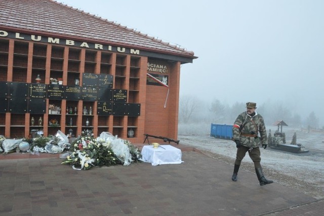 Tablica znajduje się na Ścianie pamięci kolumbarium na cmentarzu komunalnym. Na pierwszym planie Roman Kwasigroch ze stowarzyszenia "Cis".